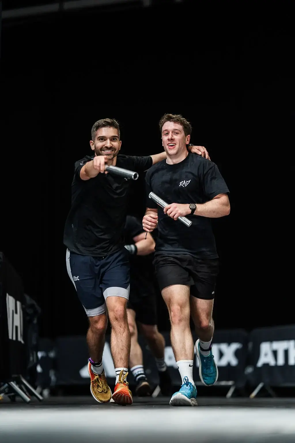 Binôme courant avec le témoin sur le parcours de course