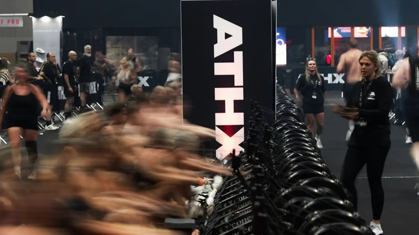 Plateau de rameurs en pleine action devant une bannière ATHX