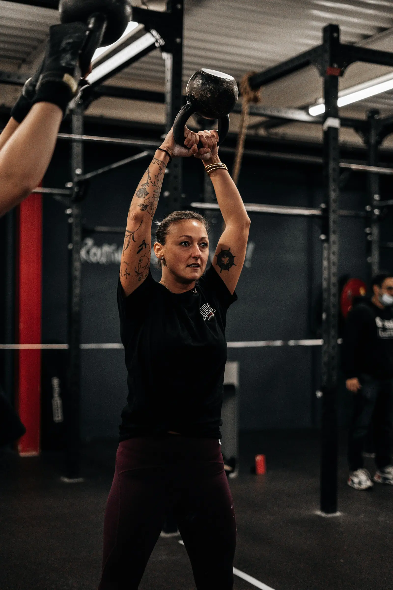 Athlète avec une kettlebell dans une box
