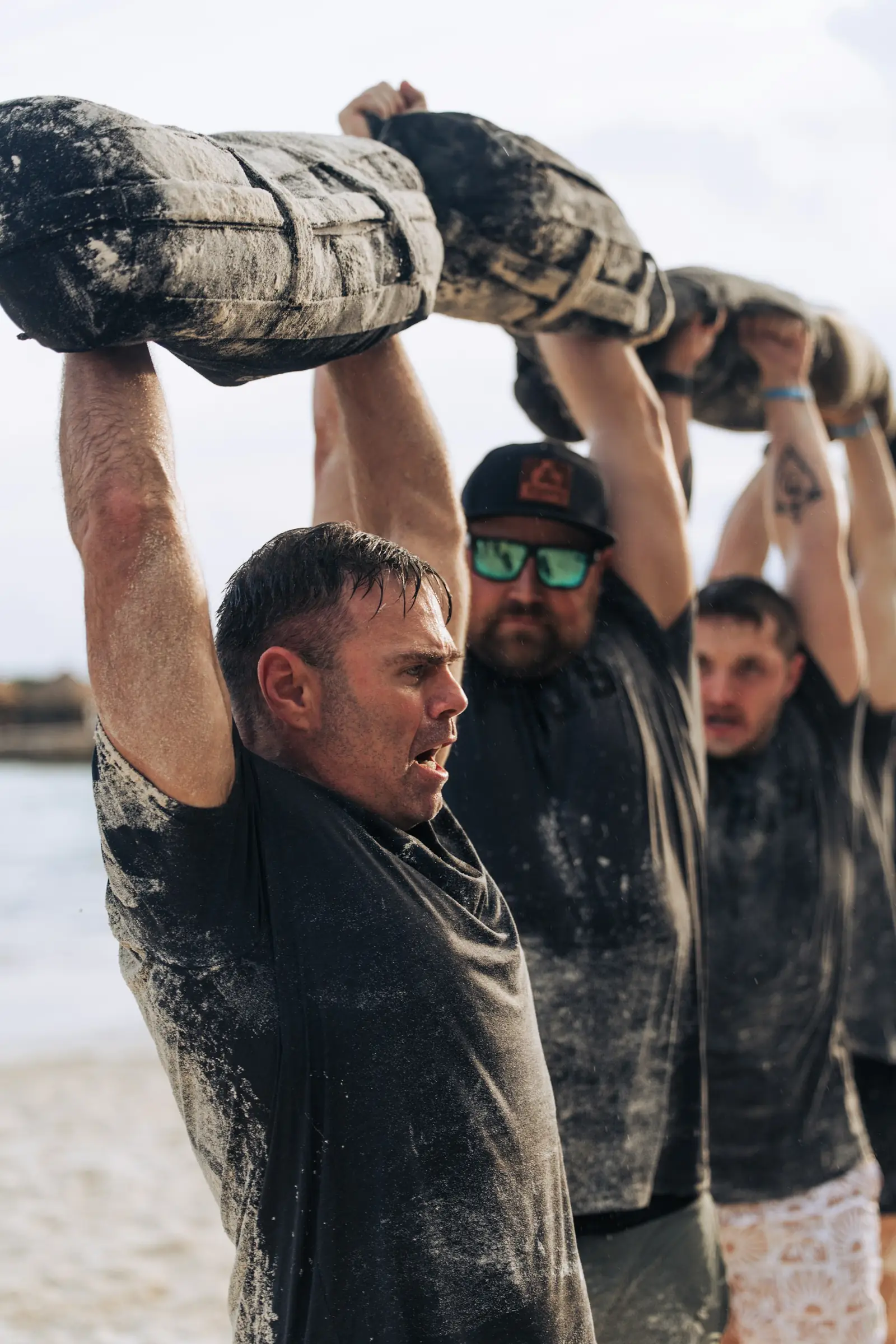 Groupe d’athlètes portant des sandbags