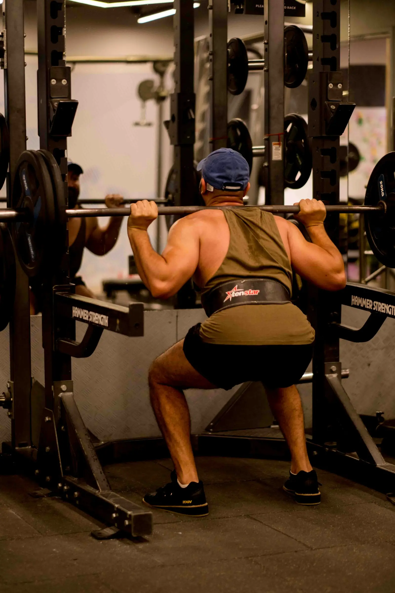 Athlète en squat devant une barre